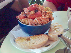 Red pesto pasta salad