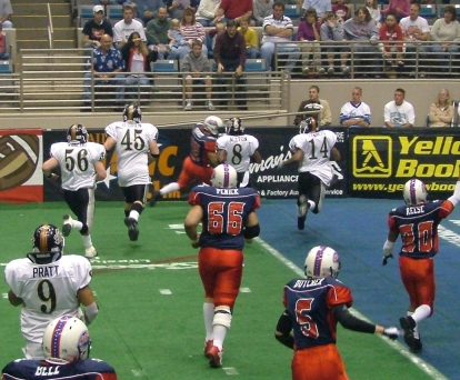 Rocky Harvey scores on a 10-yard run in the first quarter against Peoria, 5/14/2005